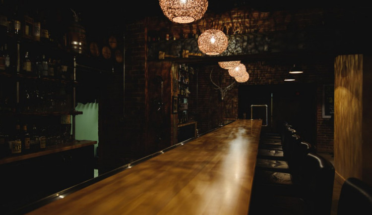 Opilý syn urážel svoji matku v baru, kde dělá servírku. Pak napadl hosta, který se jí zastal