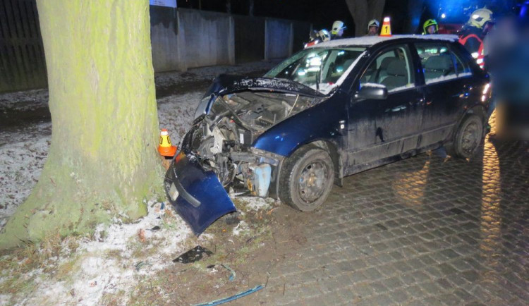 Řidič narazil do stromu a odmítl test na alkohol, při nehodě se zranil spolujezdec