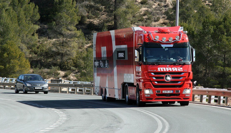 Na dálnici z Ostravy na Olomouc kličkoval kamion s cizí poznávací značkou. Jeho řidič byl namol opilý