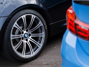 Řidič nechal své BMW na Pražské hodinu bez dozoru, vandal na něm ostrým předmětem způsobil škodu za 50 tisíc
