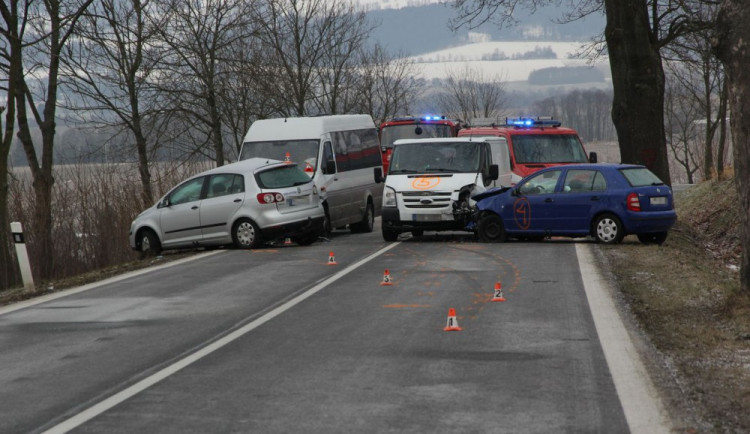 Sedm lidí bylo zraněno při hromadné nehodě minibusu a tří aut