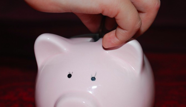 Téměř polovina dětí na severní Moravě má zkušenost s dluhy, neumí hospodařit s penězi