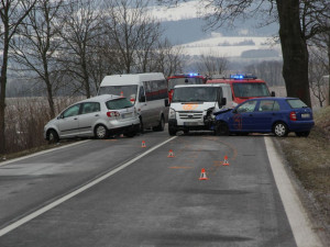 Sedm lidí bylo zraněno při hromadné nehodě minibusu a tří aut