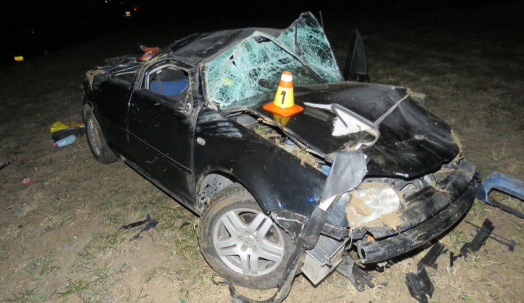 Jednadvacetiletý řidič dostal smyk na dálnici a po kotrmelcích skončil v poli, byl převezen do nemocnice