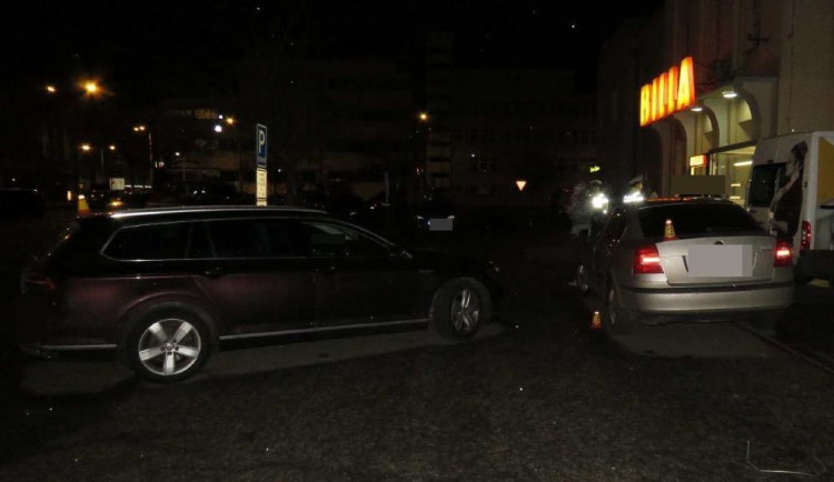 Hledají se svědci nedělní nehody u Billy. Řidič měl přejet nohu muži, který chtěl řešit předchozí srážku