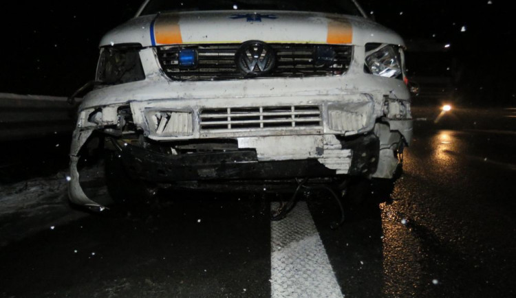 Na dálnici havarovala záchranka, její řidič jel po zasněžené silnici příliš rychle