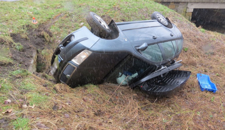 Řidič jel příliš rychle a převrátil auto na bok. S manželkou a dvěma dětmi byl převezen do nemocnice