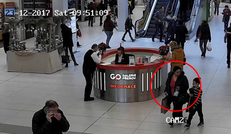 VIDEO: Policie hledá ženu, jejíž identifikace může pomoci vypátrat zloděje mobilního telefonu