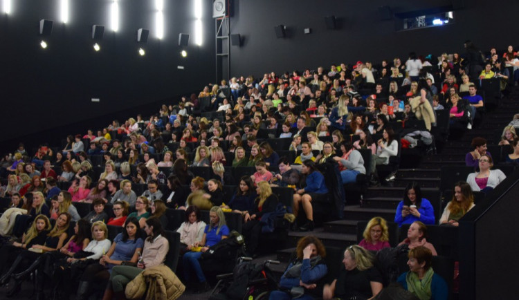 FOTOGALERIE: Ženy vzaly útokem Premiere Cinemas. Užily si předpremiéru Padesáti odstínů svobody