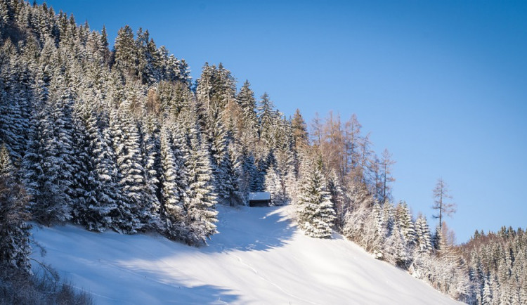POČASÍ NA PÁTEK: Polojasno nebo oblačno, místy se sněžením