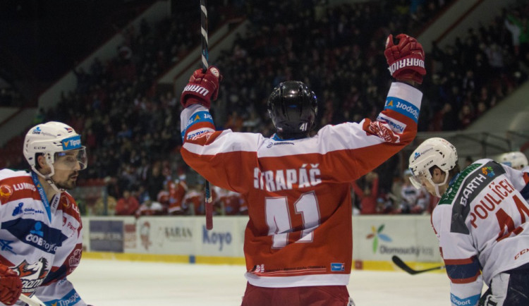 FOTOGALERIE: Naděje na play-off žije! Kohouti vyprovodili ze svého ledu Pardubice pěti góly