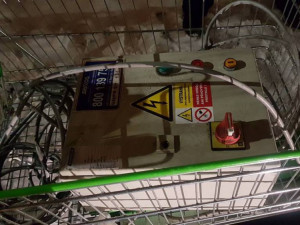 Dva muži si na nákupních vozících z Globusu odváželi svinovací dveře a rozvodnou elektrickou skříň