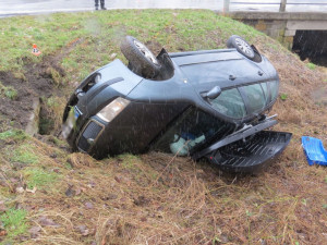 Řidič jel příliš rychle a převrátil auto na bok. S manželkou a dvěma dětmi byl převezen do nemocnice