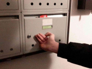 Mladík strčil prst do díry v poštovní schránce, museli ho vystříhat hasiči