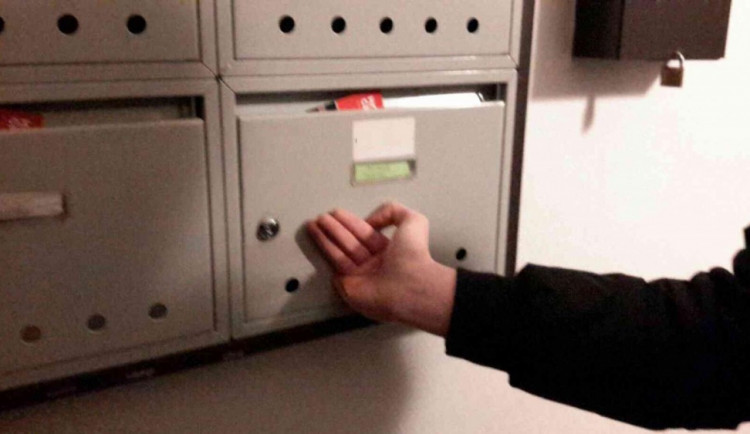 Mladík strčil prst do díry v poštovní schránce, museli ho vystříhat hasiči