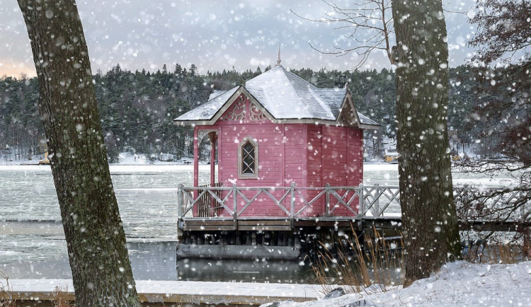 POČASÍ NA NEDĚLI: K večeru by mohlo slabě sněžit