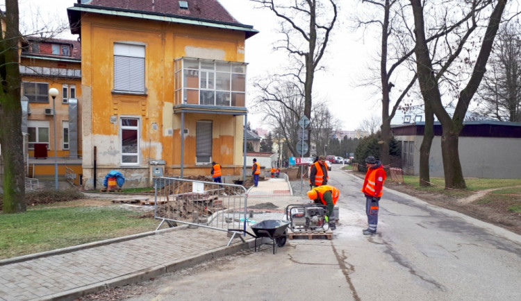 V areálu Fakultní nemocnice vznikne nový chodník, povede kolem porodnicko-gynekologické kliniky
