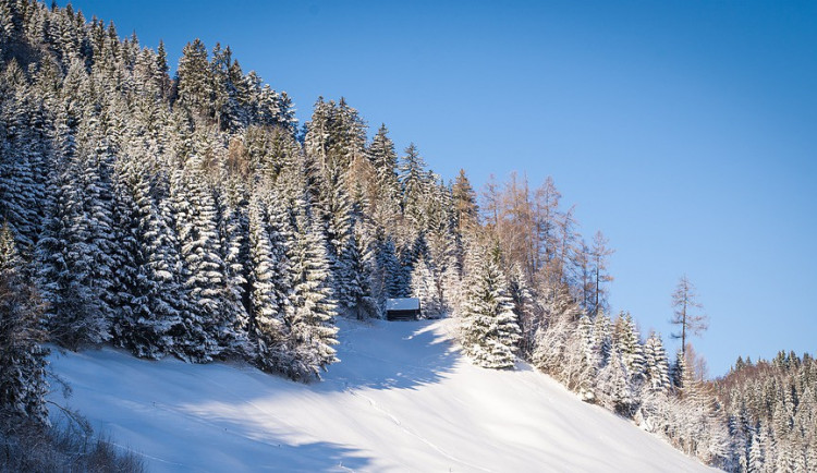 POČASÍ NA PONDĚLÍ: Ráno a dopoledne může sněžit, odpoledne bude místy až polojasno