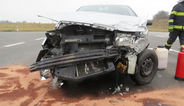 Senior nedal přednost na křížovatce projíždějícímu autu, došlo ke kolizi