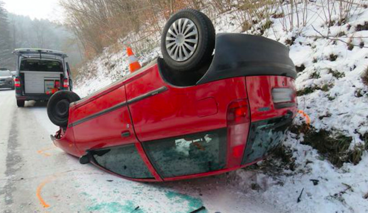 Auto skončilo po smyku na střeše, jeho osmasedmdesátiletý řidič se zranil