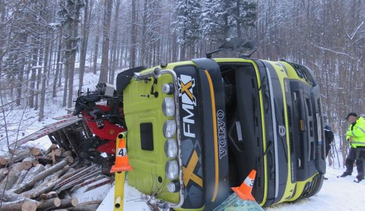 S návěsem převážejícím dřevo se utrhla krajnice, škoda je jeden a půl milionu korun