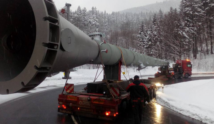 FOTO: Nadměrný náklad dlouhý čtyřicet pět metrů a těžký devadesát tun projížděl Olomouckým krajem