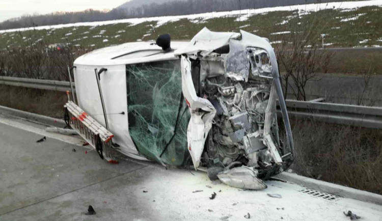 Nehoda dvou aut v pondělí uzavřela dálnici ve směru z Olomouce na Ostravu