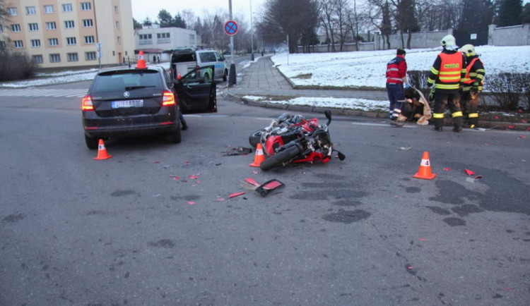 Řidička přehlédla motocyklistu, který jel po hlavní. Skončil v nemocnici