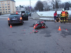 Řidička přehlédla motocyklistu, který jel po hlavní. Skončil v nemocnici