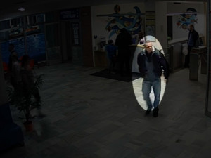 VIDEO: Muž ukradl na krytém bazénu peněženku, mobil a klíče od auta, s kterým pak z parkoviště odjel