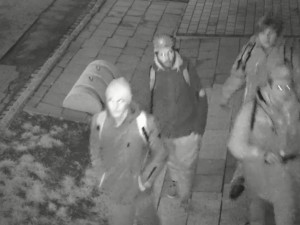 VIDEO: Policie hledá mladíka, který za přítomnosti své party pokreslil informační kiosek