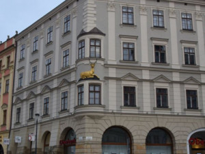 Dům u Zlatého jelena v Olomouci se rozsvítí zlatě, upozorní tak na problematiku dětské onkologie