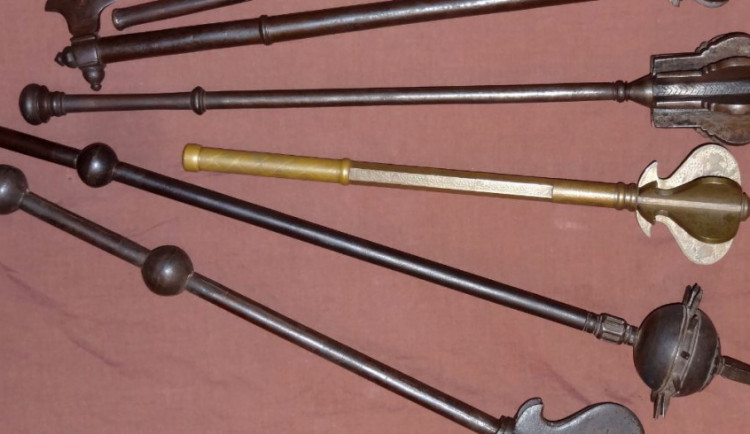 Muž chtěl palcátem zabít svou tetu kvůli majetku po jeho zavražděném otci, případ míří k soudu