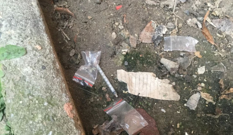 Olomoučtí strážníci letos řeší víc případů nalezených injekčních stříkaček