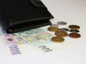 Seniorce ukradl neznámý pachatel peněženku z batohu, měla v ní čtyři a půl tisíce