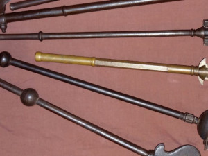 Muž chtěl palcátem zabít svou tetu kvůli majetku po jeho zavražděném otci, případ míří k soudu