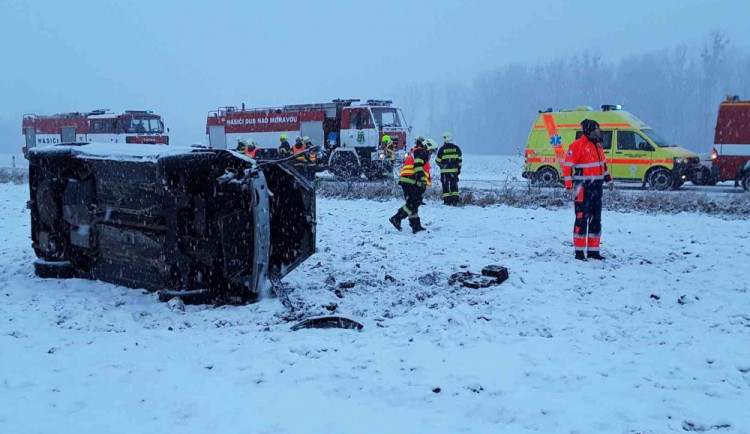 FOTO: Řidiče trápí sníh. Policie v kraji od rána řešila už přes dvacet dopravních nehod