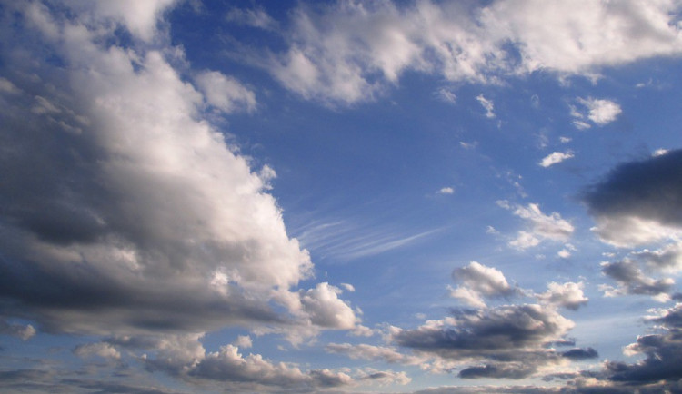 POČASÍ NA NEDĚLI: Objeví se sněhové přeháňky, obloha bude oblačná až polojasná