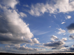 POČASÍ NA NEDĚLI: Objeví se sněhové přeháňky, obloha bude oblačná až polojasná
