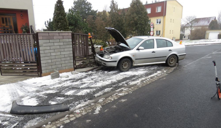 Opilý řidič zpanikařil, když policisté před ním rozsvítili majáky. Strhl řízení a skončil v oplocení domu