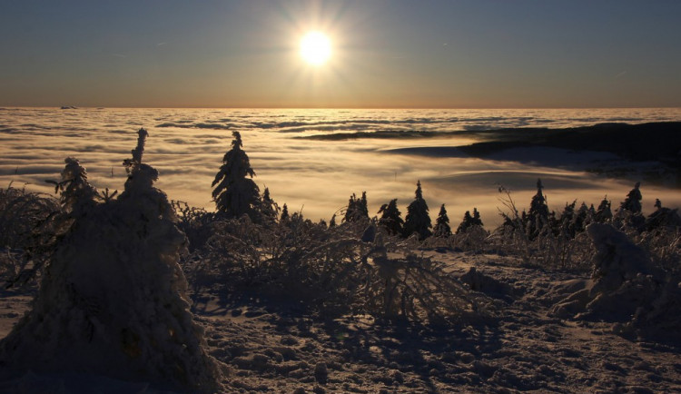 POČASÍ NA PONDĚLÍ: Zpočátku inverze, pak většinou polojasno