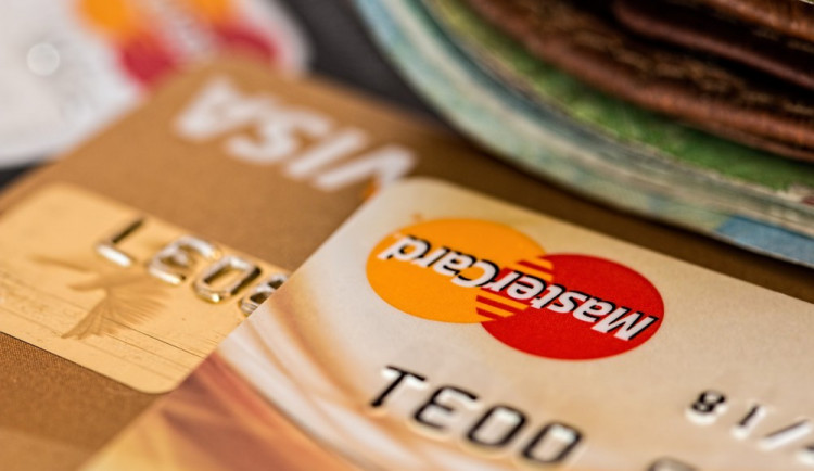 S ukradenou kartou vybral deset tisíc, v peněžence byl napsaný i PIN