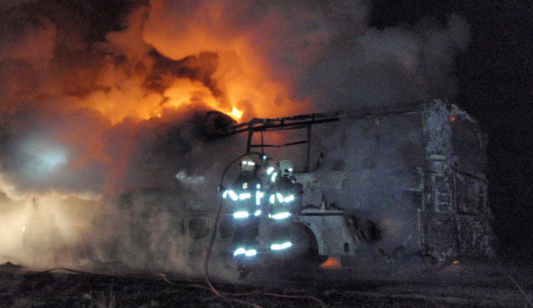 FOTO: Na Šumpersku dnes ráno hořel autobus na plyn, škoda je tři miliony