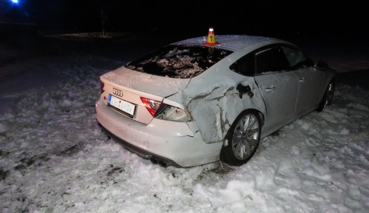 Dvacetiletá řidička jela moc rychle, dostala smyk a po nárazu do stromu skončila s autem v poli