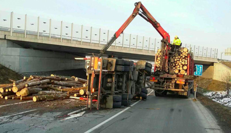 FOTO: Na sjezdu z dálnice D48 u Bělotína se vysypaly klády z kamionu, kompletně zablokovaly cestu