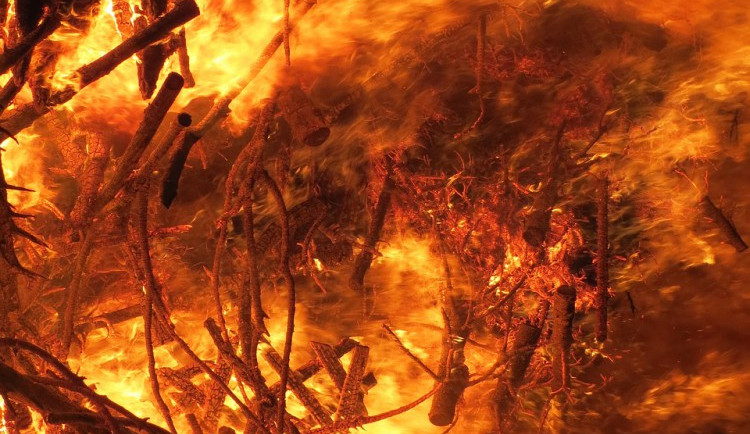 Sedmatřicetiletý muž dnes ráno zemřel při požáru bývalého vojenského objektu