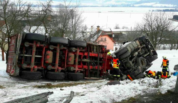 Kamion sjel z desetimetrového srázu, převrácený skončil na zahradě rodinného domu