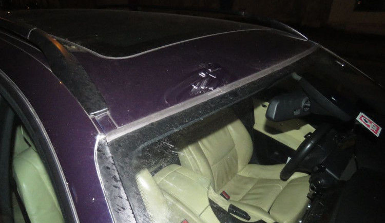 Řidič projížděl pod mostem, na čelní sklo mu spadl kus betonu