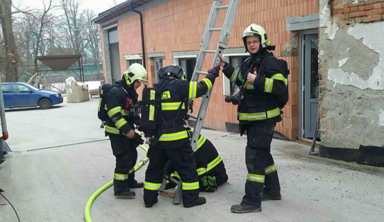 Hasiči vyjížděli do Bělkovic k požáru zásobníku s pilinami