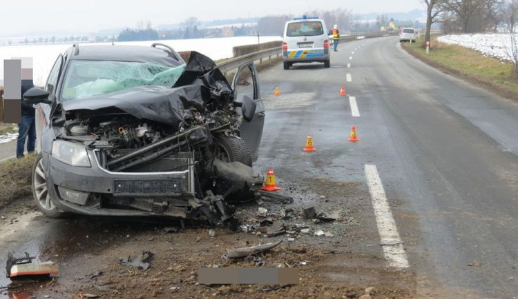 Řidič, který při předjíždění osobního auta naboural do traktoru, je zraněný